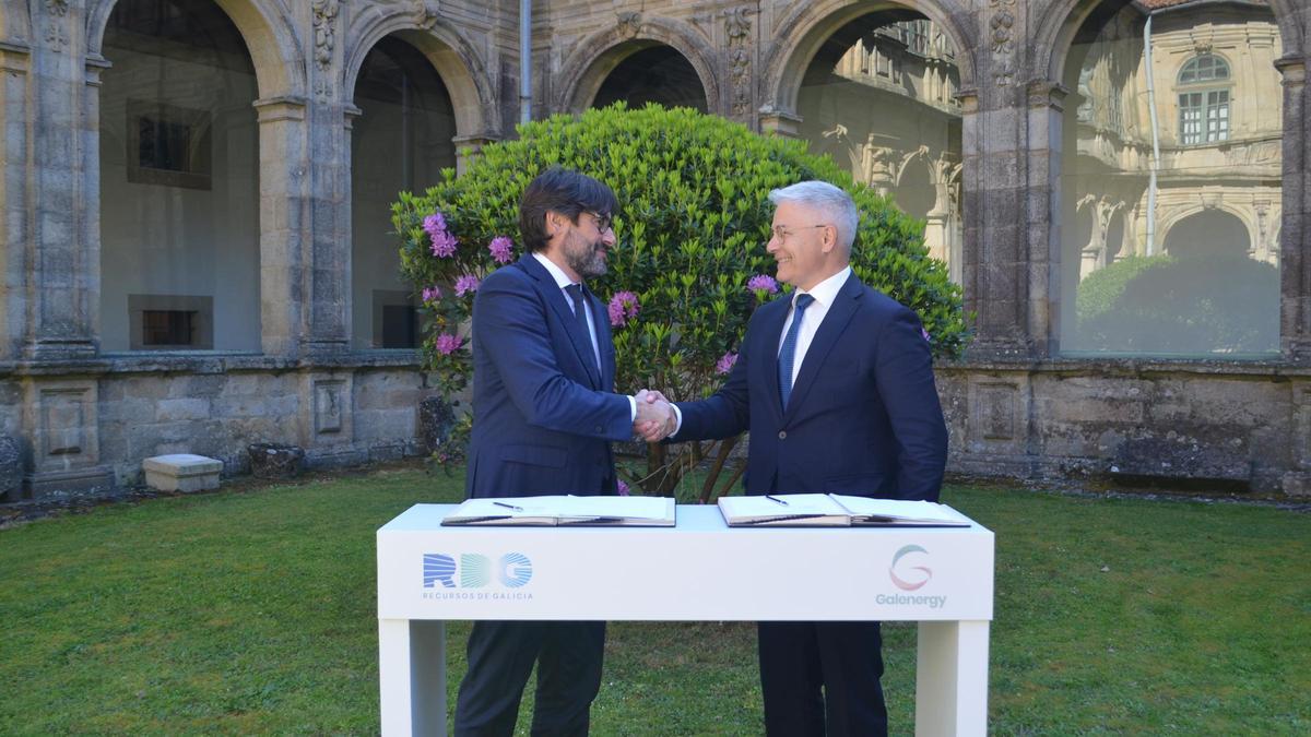 Bruquetas (i) y Núñez sellan la alianzaen el Museo do Ppobo Galego