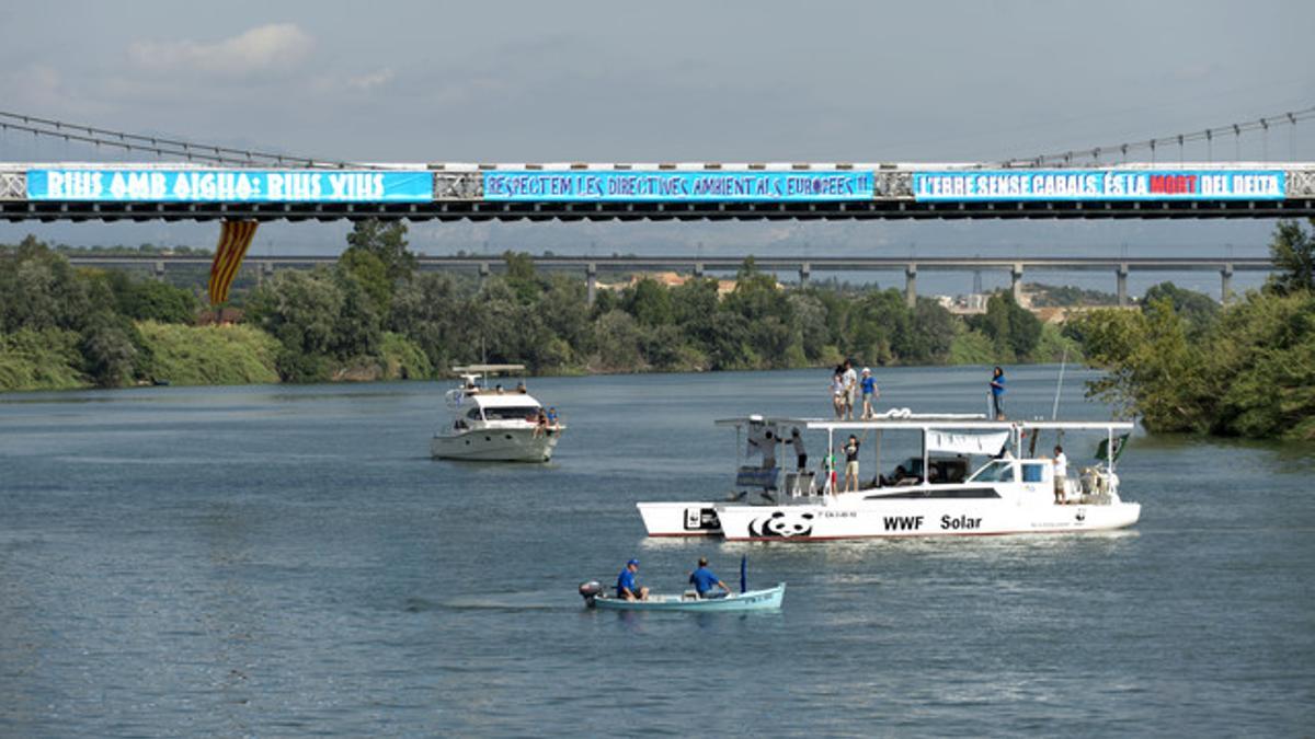 Protesta de la organización WWF en contra del trasvase del Ebro, a la altura de Amposta.