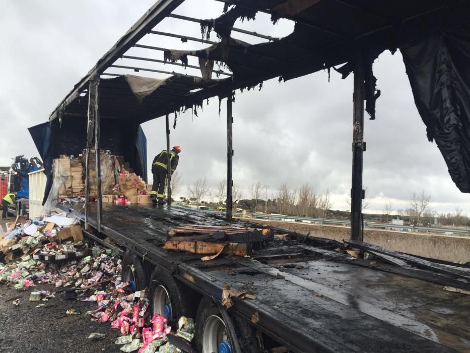 Un camión cargado de zumos arde en la autovía