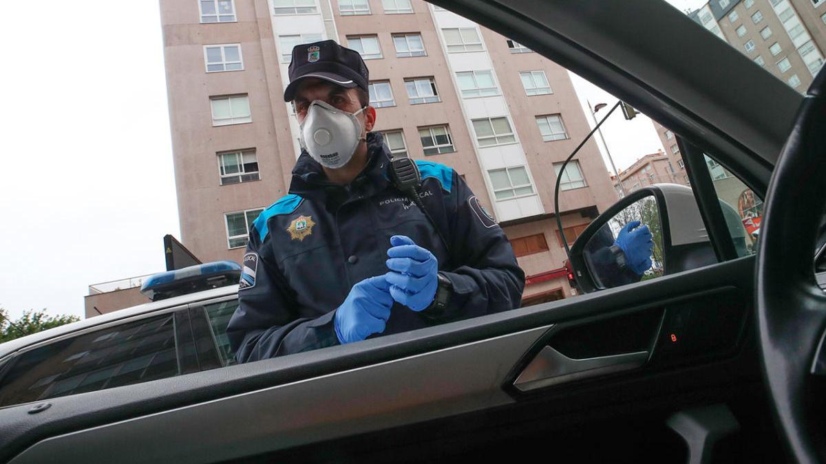 Agente de la Policía Local de Vigo en un control