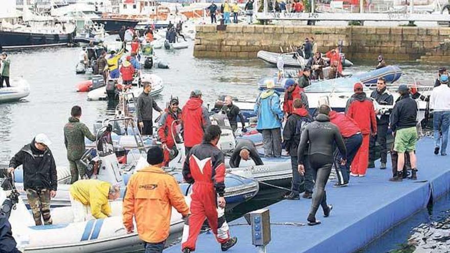 Pescadores, capitanes y comisarios, montados en sus motoras antes de la salida. //  Jorge Santomé