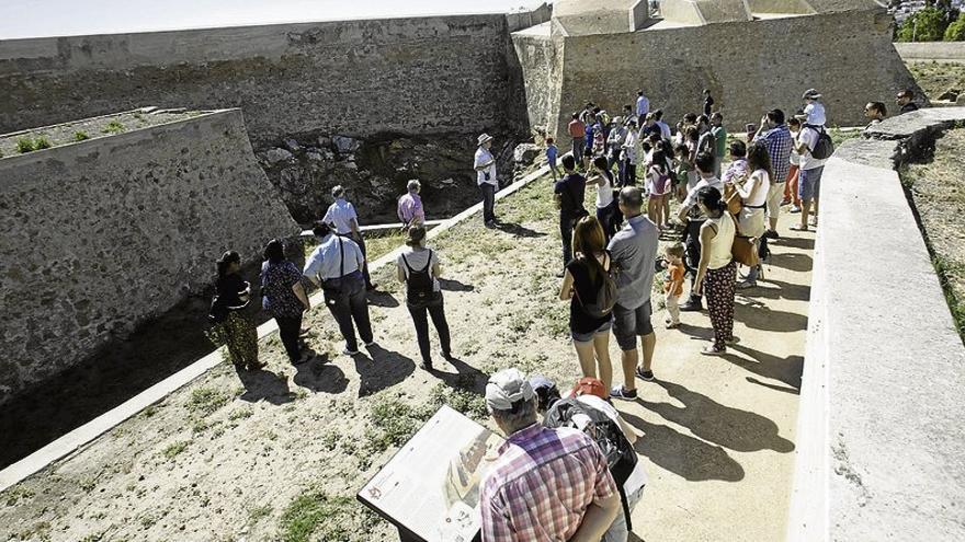 Los visitantes reconquistan sin demora el Fuerte de San Cristóbal de Badajoz