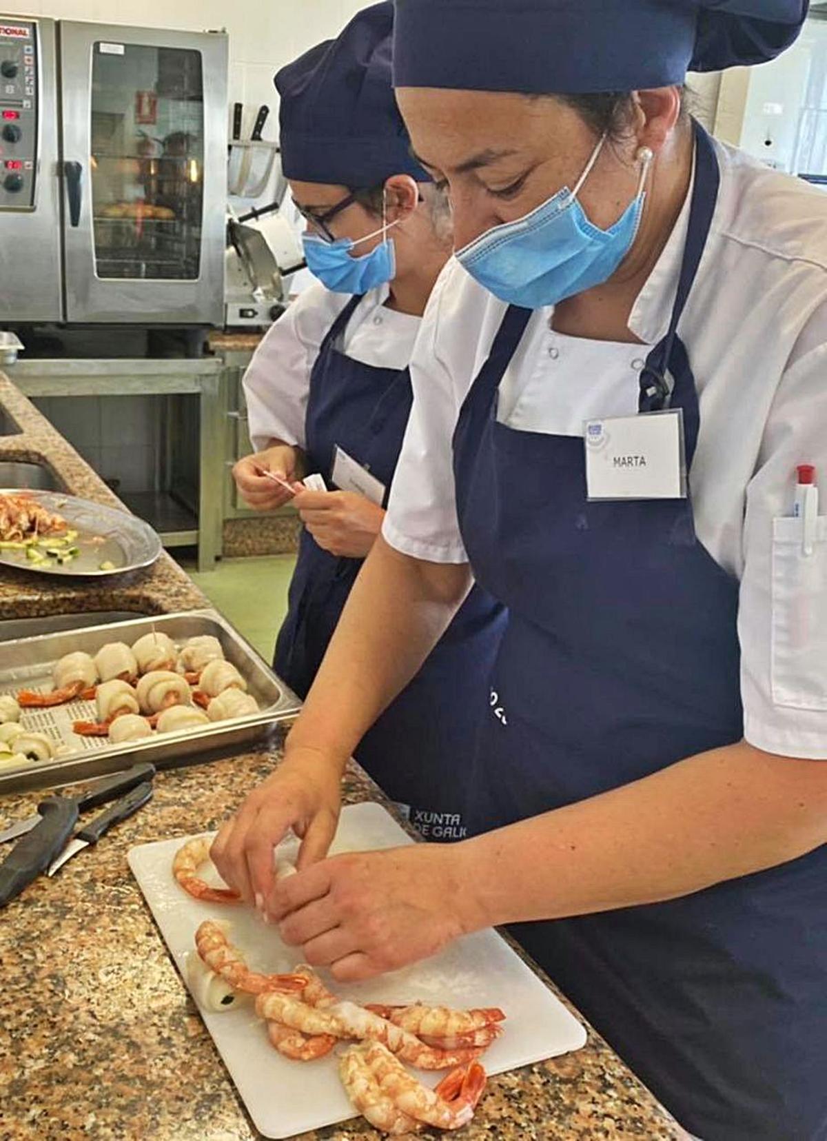 Los alumnos del “obradoiro” preparando sus propios platos. | // FDV