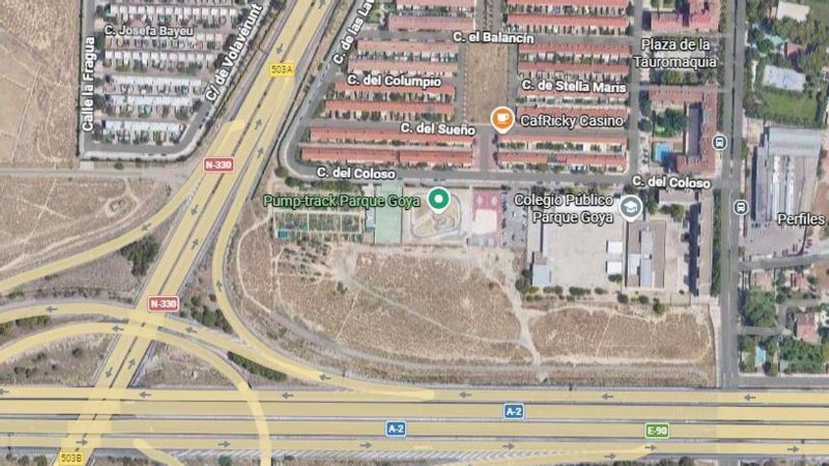 El solar en el que se levantarán las viviendas está entre el pump truck de Parque Goya y la A-2.