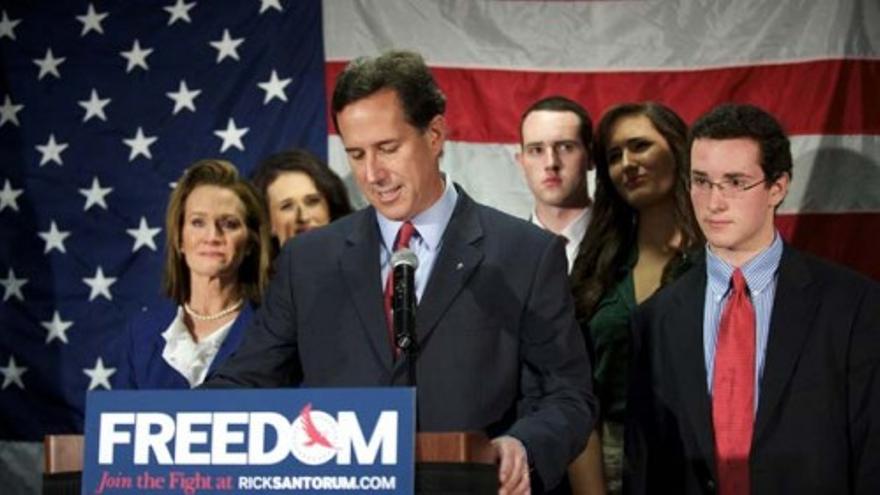 Santorum se retira de la carrera republicana