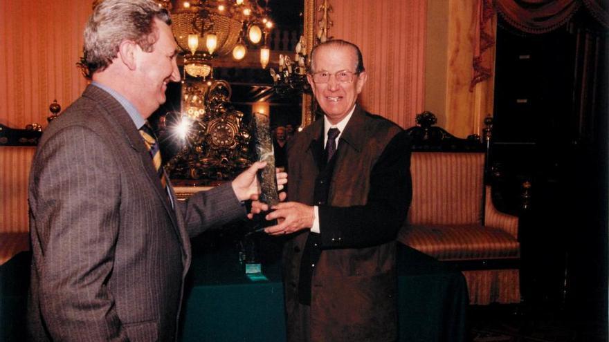 Ramón Sepere con el premio