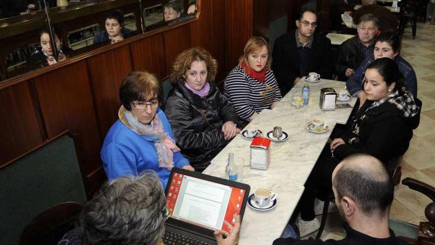 Instante de la reunión celebrada ayer en el bar Camilo de Lalín. // Bernabé/Javier Lalín