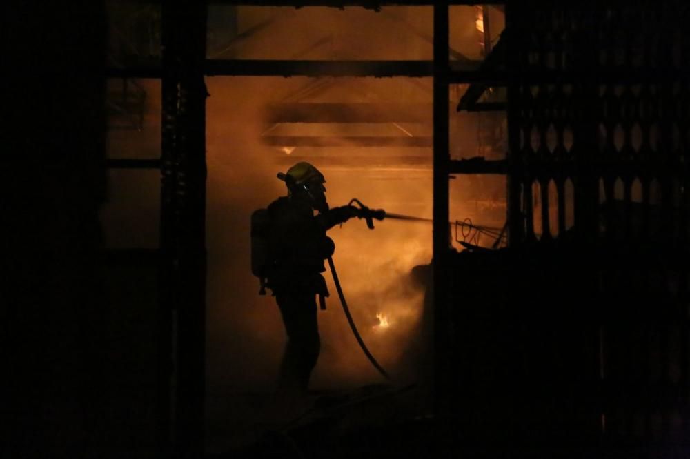 Los bomberos de Torrevieja y Almoradí han podido sofocar las llamas en el incendio de una pizzería en Torrevieja