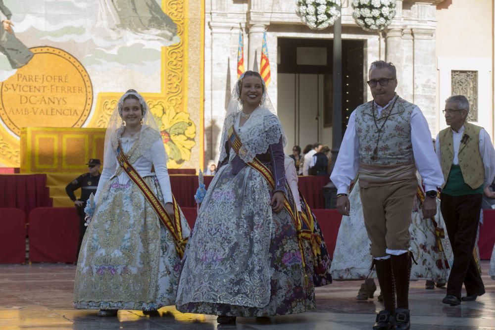 Desfile de las falleras mayores de las diferentes comisiones durante la procesión general de la Mare de Déu dels Desemparats.