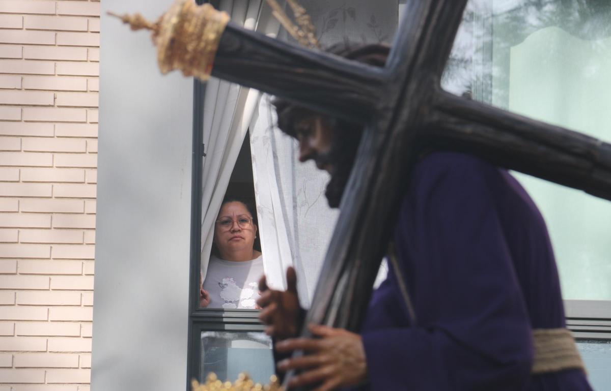 Miles de personas siguen la procesión de la Cofradía 15+1 de LHospitalet de Llobregat