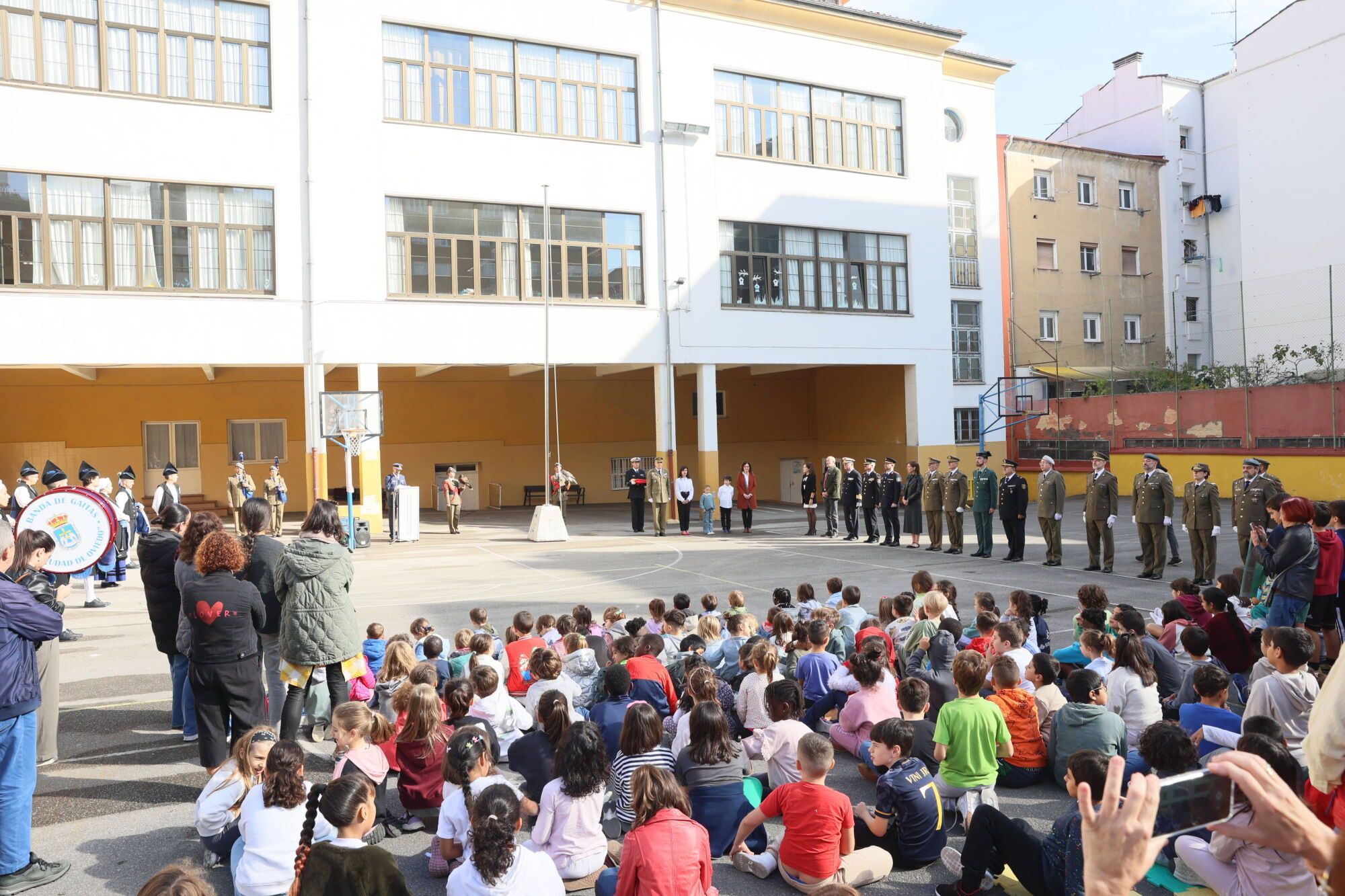 Escuelas Blancas. Acto de izado de la bandera con asistencia del delegado de Defensa y representantes de la Guardia Civil, la Policía Nacional y la Municipal, entre otros