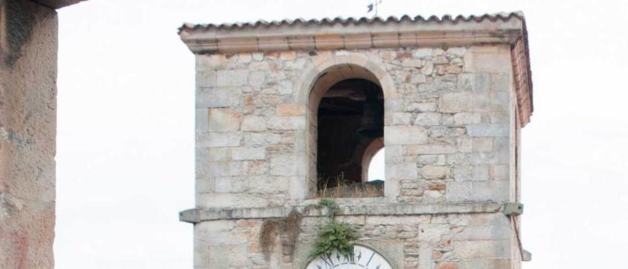 Milca Iglesias, con la Torre del Reloj de Lastres detrás.