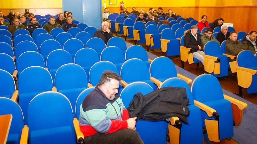 Una reunión anterior de los bateeiros en el edificio Mexillón de Galicia.