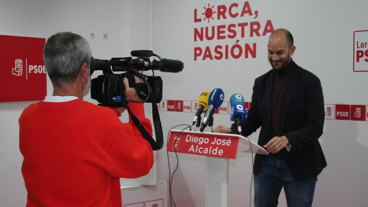 El secretario de Organización de los socialistas, José Ángel Ponce, durante una comparecencia en la Agrupación Socialista Lorquina.