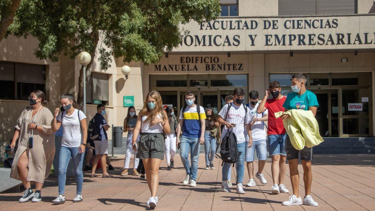 Estudiantes a la salida de la Facultad de Ciencias Económicas y Empresariales de la UEx