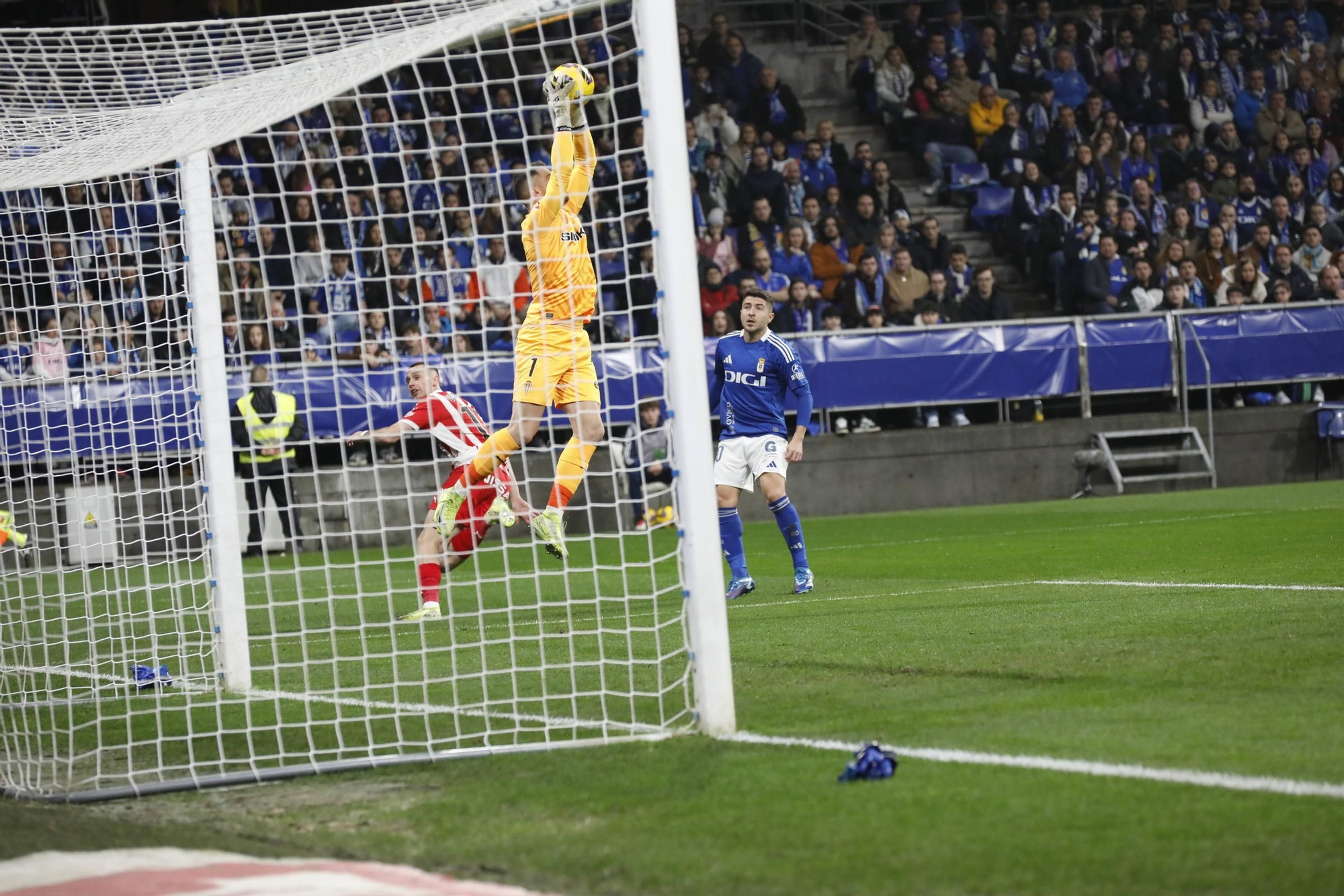 Así fue el derbi asturiano: todas las fotos del encuentro entre el Oviedo y el Sporting en el Tartiere