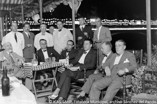 Comisión de Festejos del barrio de Triana, en la Caseta Municipal. (1933)