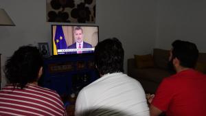 Una familia andaluza que se encuentra en cuarentena por el coronavirus siguen atentamente  el discurso del Rey Felipe VI.