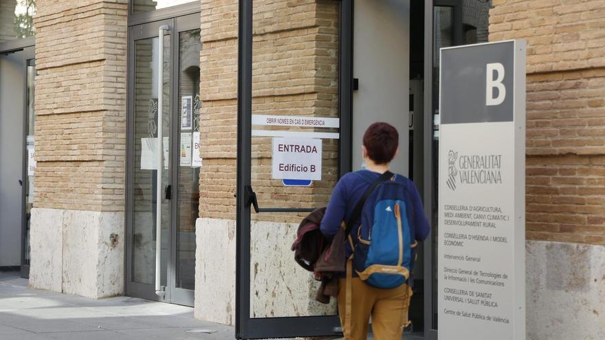 Funcionarias de la Generalitat en la Ciudad Administrativa 9 d'octubre en una fotografía de archivo