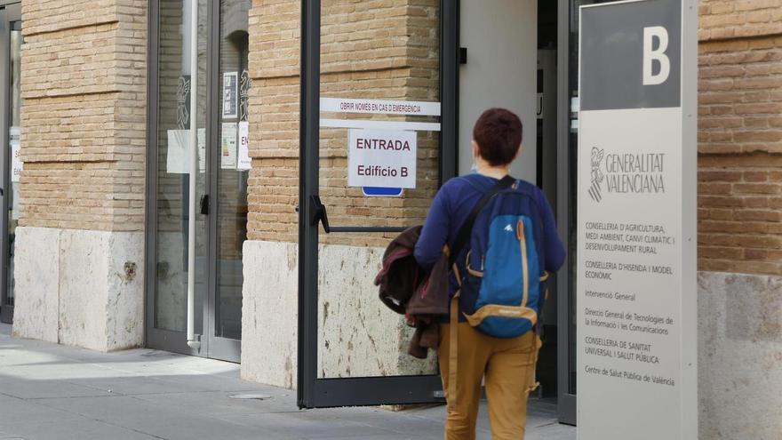 Funcionarias de la Generalitat en la Ciudad Administrativa 9 d'octubre en una fotografía de archivo