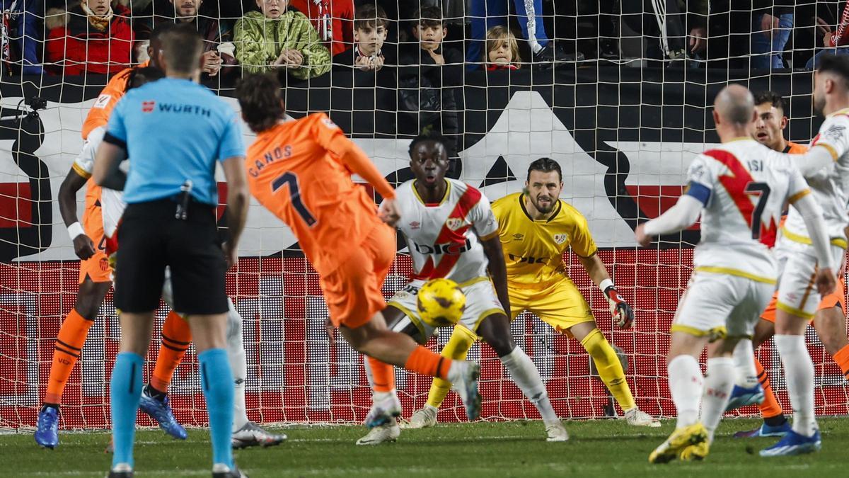Canós, autos del gol del Valencia en la última visita a Vallecas, chuta a portería.