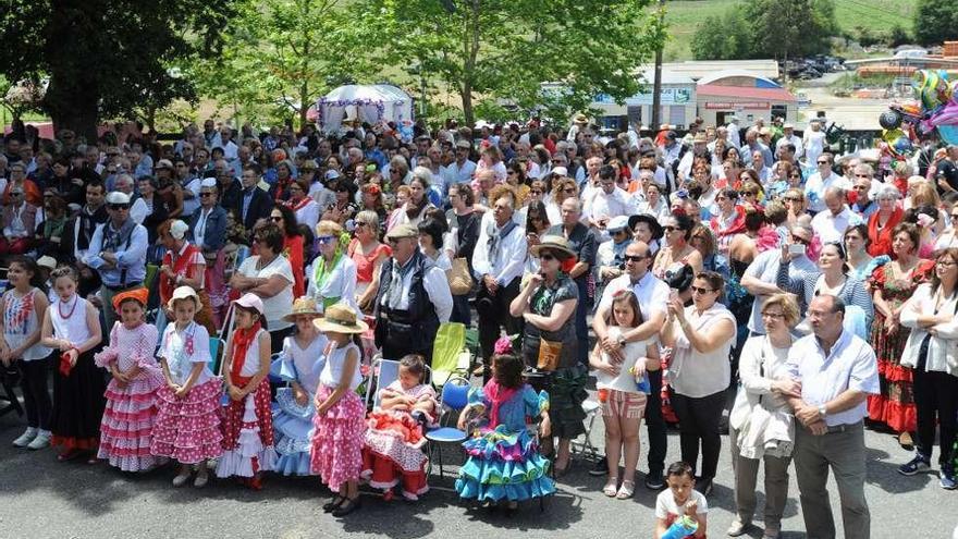 Participantes en el Rocío de Oza-Cesuras, ayer, durante la celebración de la misa rociera.