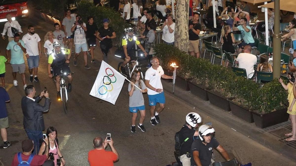 Àlex Corretja, con la antorcha olímpica, en la Rambla.