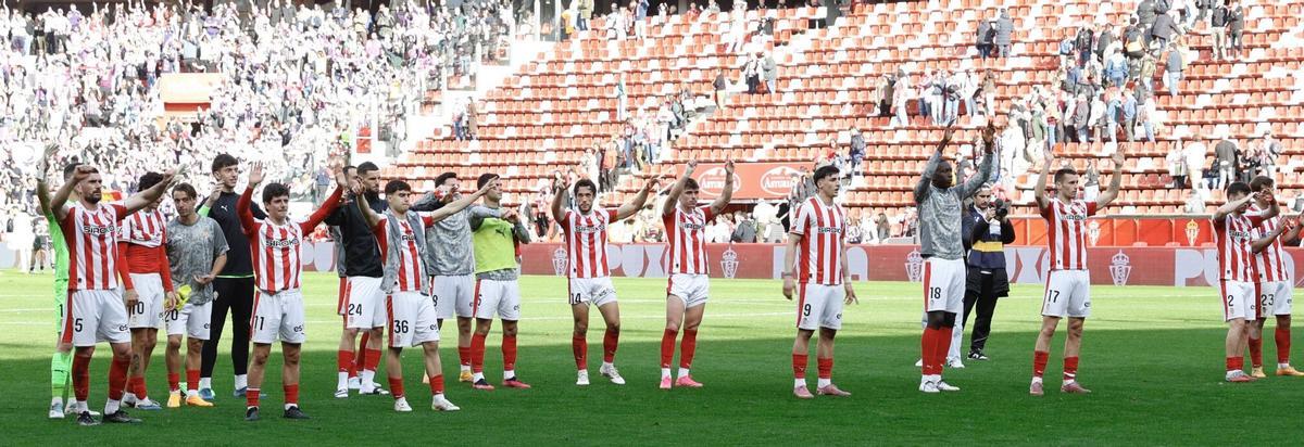 Los futbolistas rojiblancos tras la conclusión del Sporting-Real Valladolid en El Molinón