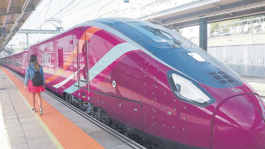 Un tren Avlo en la estación de Santiago. |   // XOÁN ÁLVAREZ