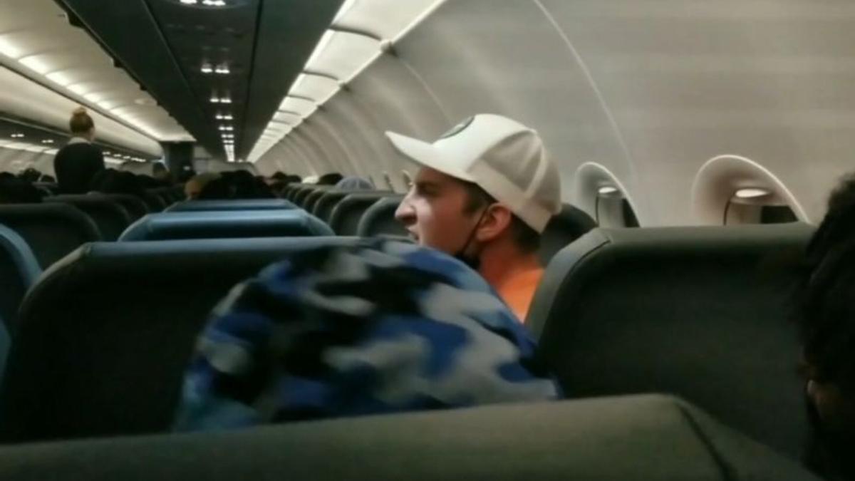 Un pasajero acaba pegado con cinta aislante a su asiento tras tocarle los pechos a dos azafatas