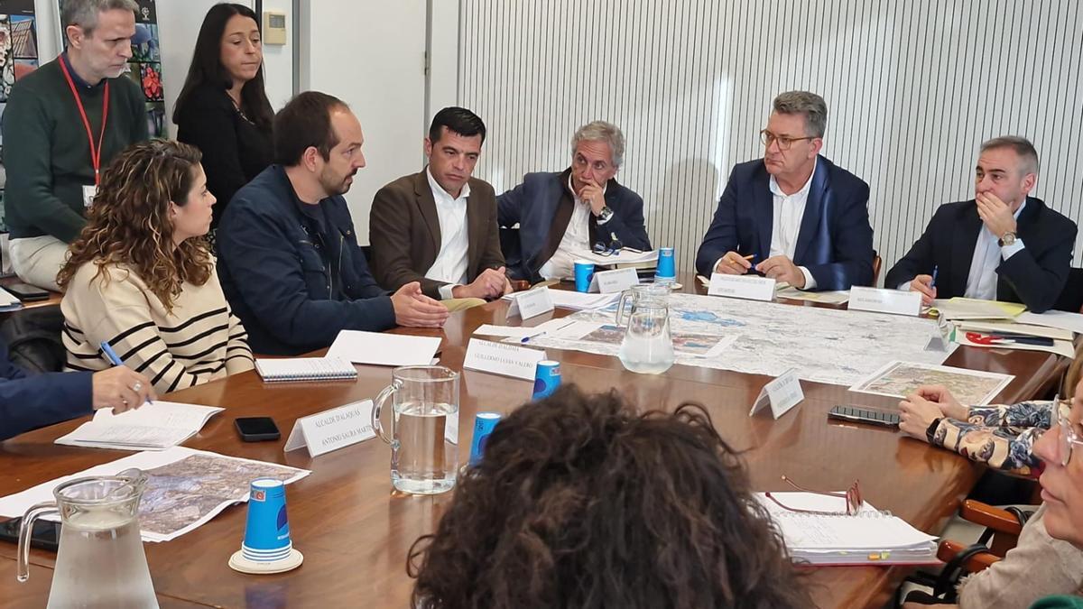Guillermo Lujan en la reunión en conselleria con otros alclades afectados.