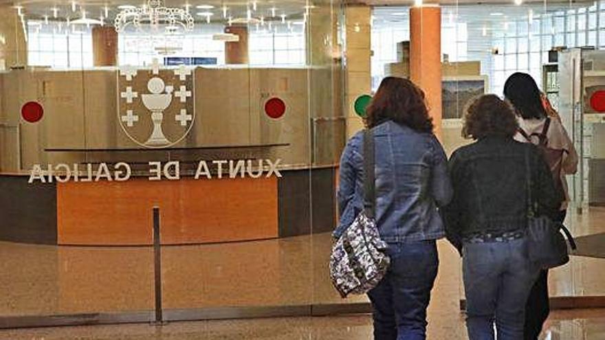 Entrada a las dependencias de la Xunta de Galicia en Santiago.