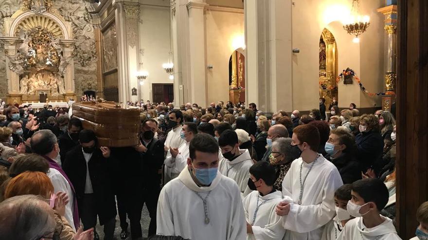 Momento en el que sacaban el féretro de mosén Domingo Galido de la iglesia.