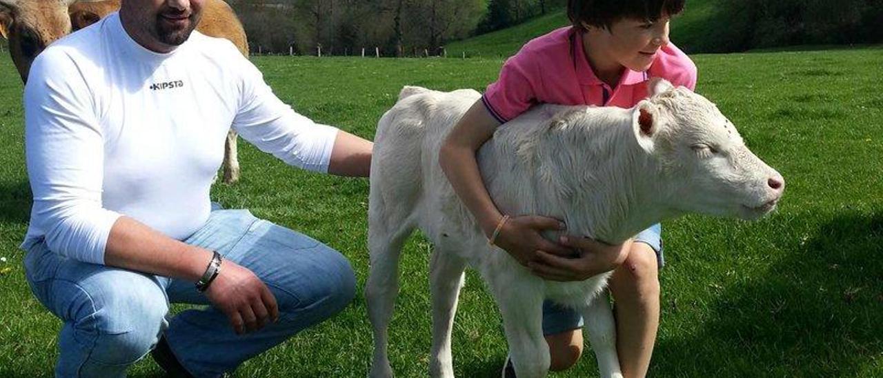 Un xato albino se convierte en la gran atracción del pueblo tinetense de Valdarieme