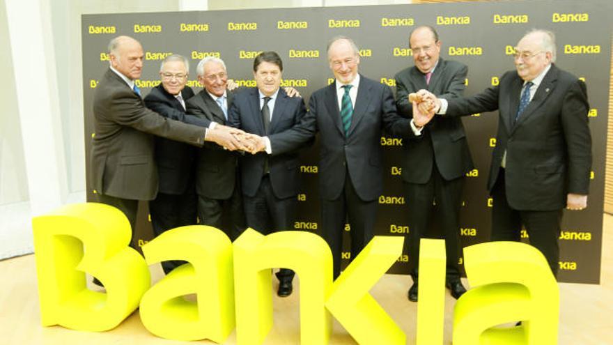 Los presidentes de las siete cajas fundadoras, entre ellos José Luis Olivas y Rodrigo Rato, al presentar Bankia.