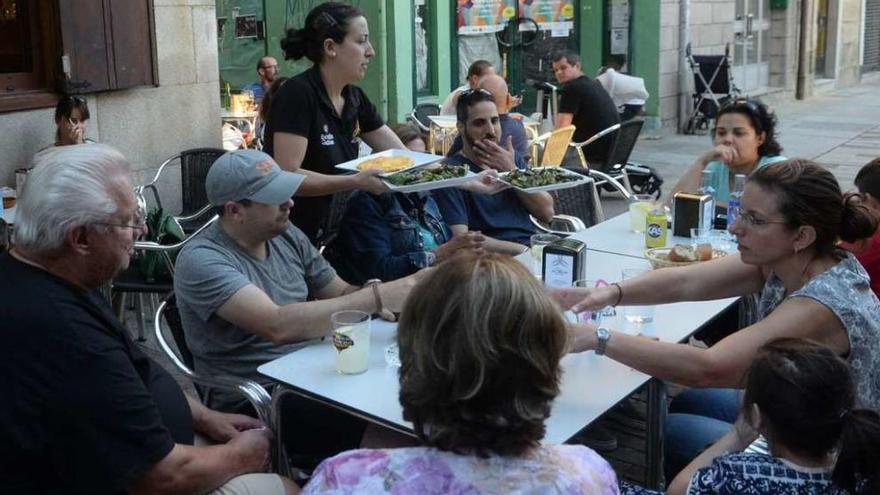 Una camarera sirve a los clientes en una terraza de Vilagarcía. // Noé Parga