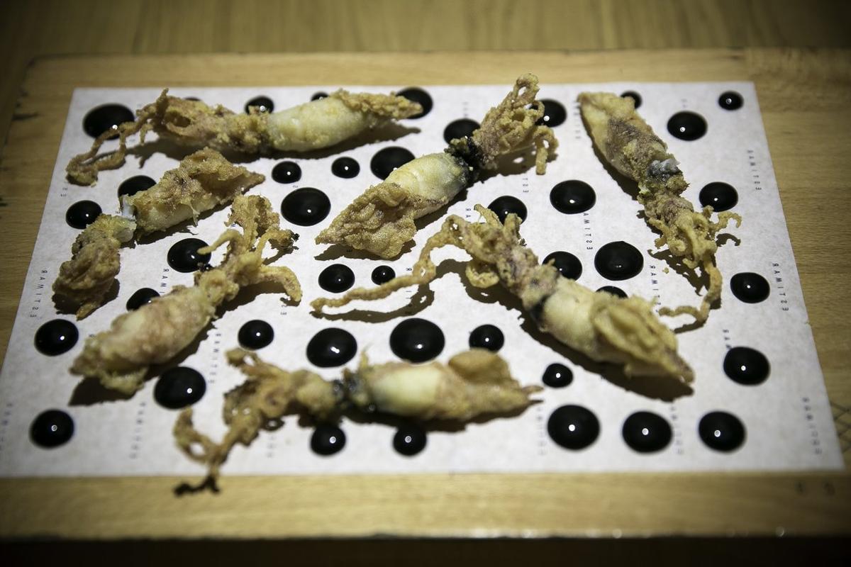 Chipirones a la andaluza con mayonesa de su tinta de Rafa Zafra (Estimar).