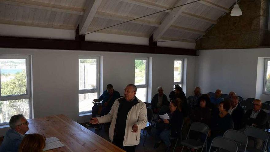 Pazos y Giráldez se reunieron ayer por la tarde con los representantes vecinales de O Hío. // G.Núñez