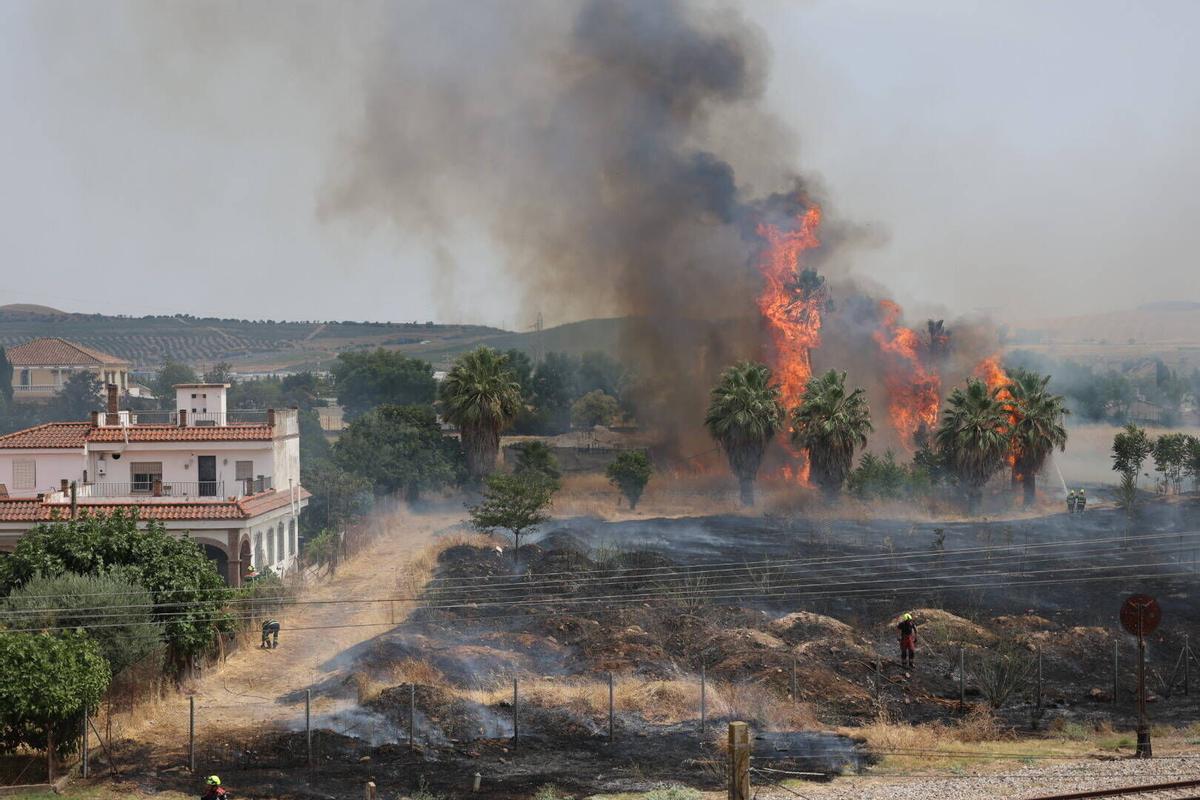 Gran incendio en la carretera del Aeropuerto