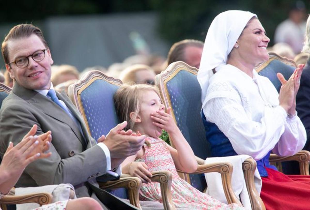 Estelle de Suecia trata de disimular con la mano un gran bostezo