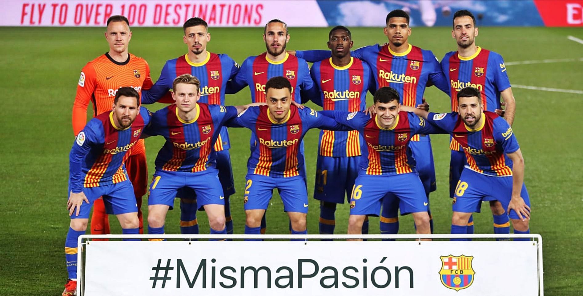 La formación del Barça, con el lema de Misa