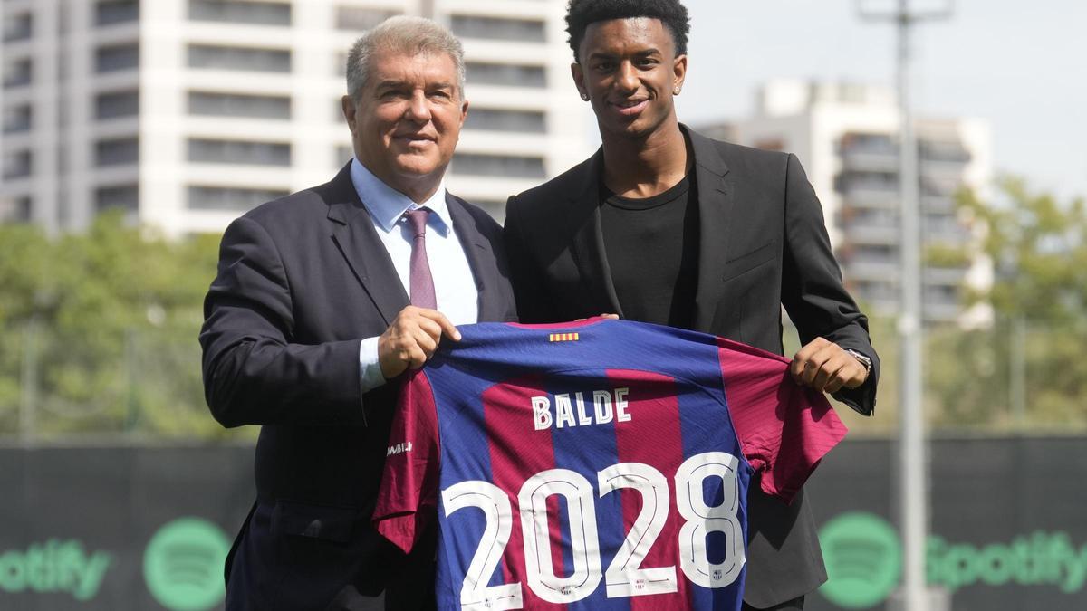 Laporta y Balde tras firmar este la renovación hasta 2028 en la ciudad deportiva del Barça en Sant Joan Despí.