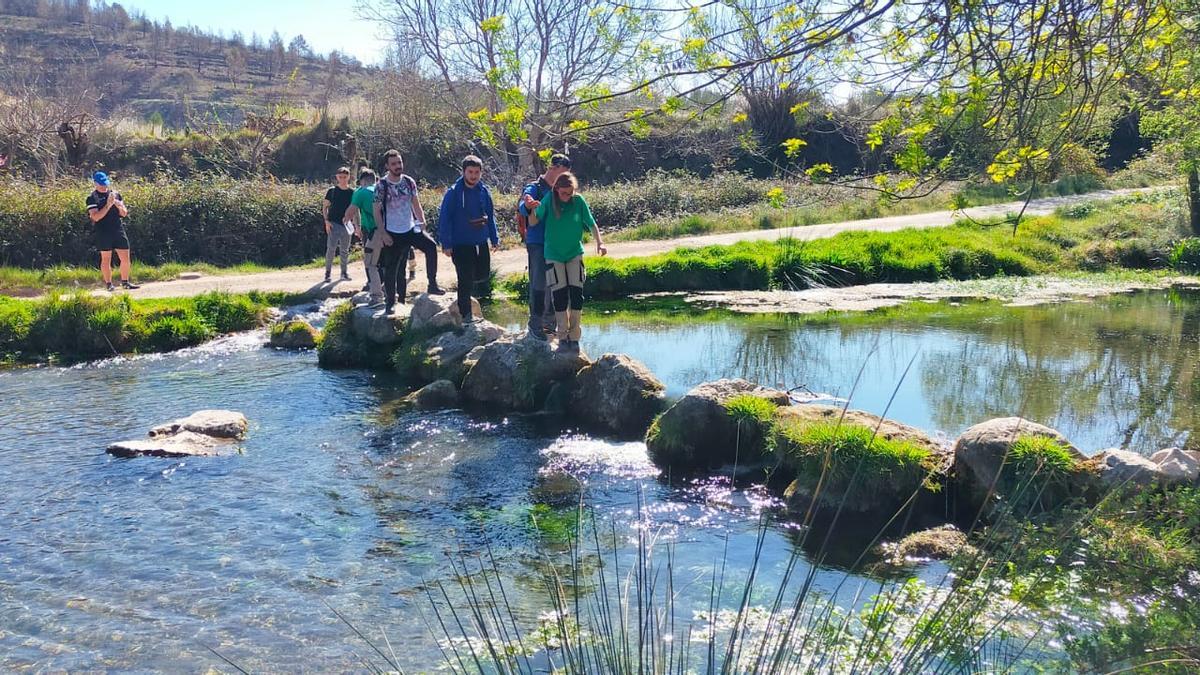 Los alumnos recorrieron el cauce del río Palancia.