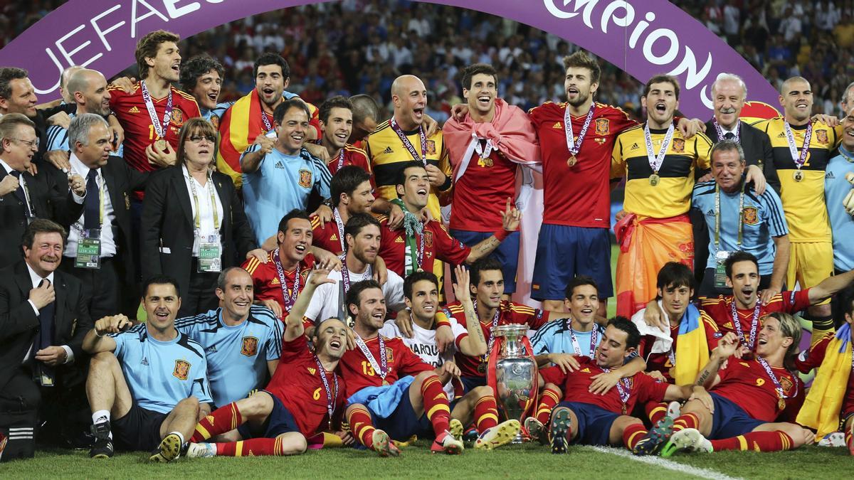 Los jugadores de la seleccón española celebran la Eurocopa 2012.
