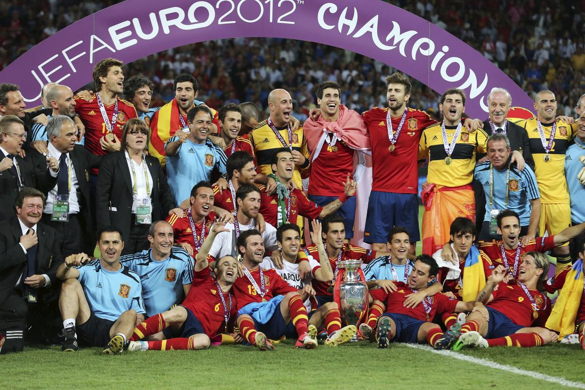 Los jugadores de la seleccón española celebran la Eurocopa 2012.