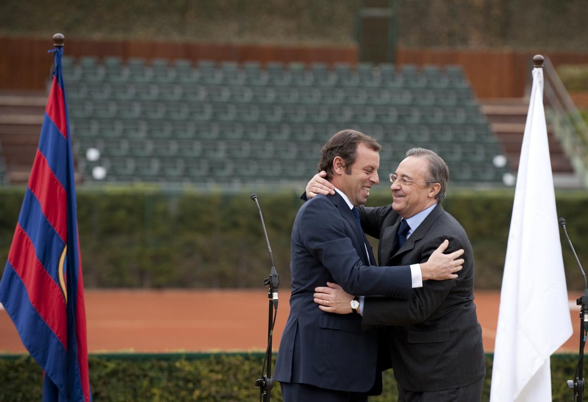 Bartomeu y Florentino se abrazan en el prólogo de un clásico en el 2010 en Barcelona.