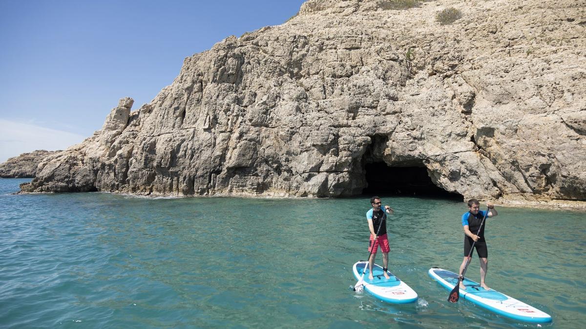 Paddle surf cerca de la cueva del Llop Marí, en l'Hospitalet de l'Infant