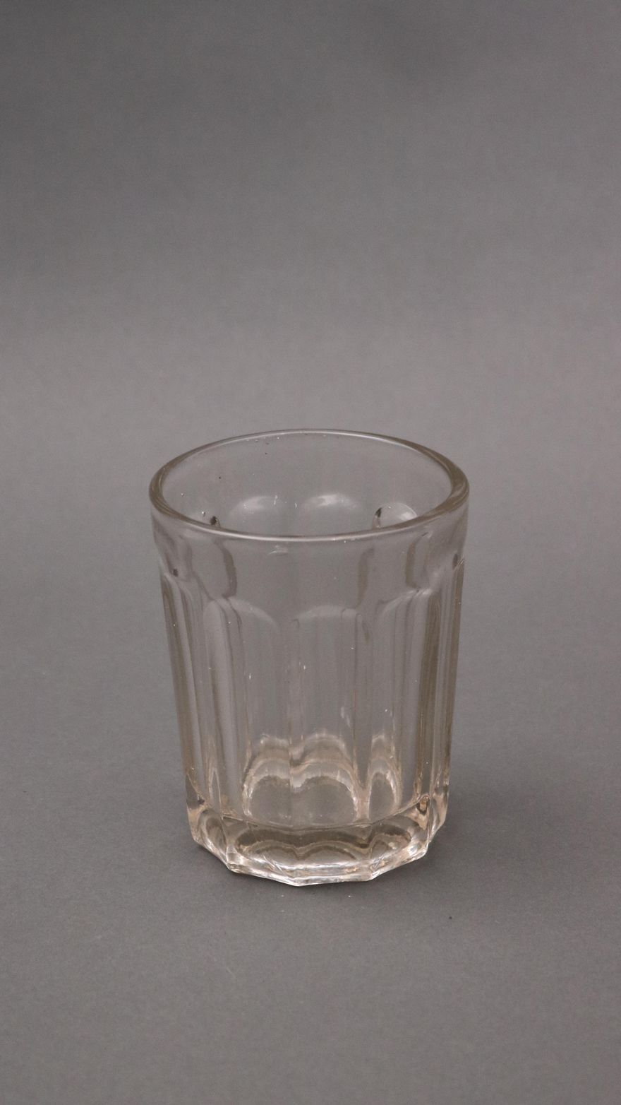 Vaso prensado de costas altas de la f�brica de vidiros la Industria de Gij�n Xix�n h 1900.JPG