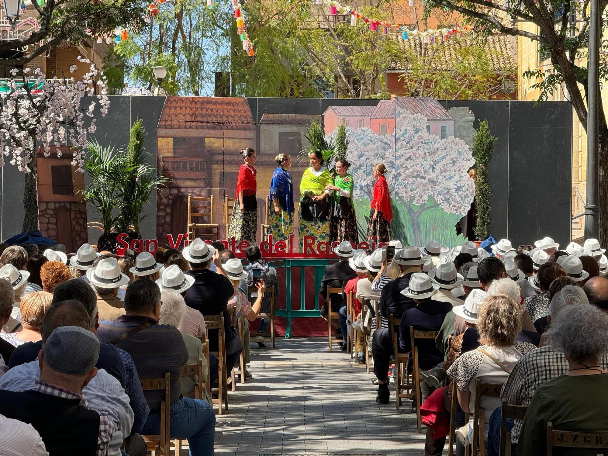 LAs imágenes del cierre a las Fiestas de San Vicente con la representación de "Els Miracles de Sant Vicent" y el Baile del Farol