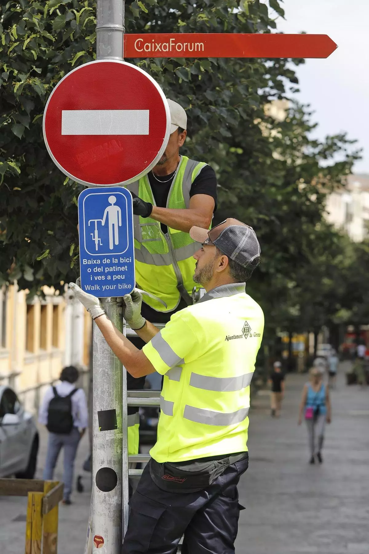 Girona comença a posar els senyals per fer baixar els ciclistes de la bicicleta en punts del Barri Vell